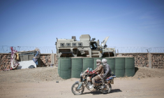 Des combattants du Front de libération de l'Azawad (FLA) circulent à moto au camp militaire d'Amachach, quatre jours après le retrait des paramilitaires russes du groupe Africa Corps, à Tessalit, dans le nord du Mali, le 6 mai 2026 ( AFP / - )