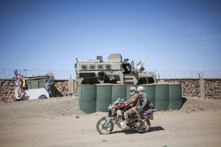 Des combattants du Front de libération de l'Azawad (FLA) circulent à moto au camp militaire d'Amachach, quatre jours après le retrait des paramilitaires russes du groupe Africa Corps, à Tessalit, dans le nord du Mali, le 6 mai 2026 ( AFP / - )
