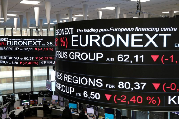 Les informations relatives au cours des actions des sociétés s'affichent sur des écrans suspendus au-dessus de la Bourse de Paris, gérée par Euronext NV, dans le quartier d'affaires de La Défense à Paris.