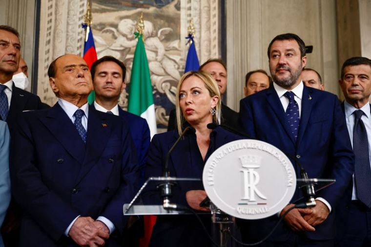 La dirigeante du parti Fratelli d'Italia Georgia Meloni s'adresse aux médias au palais du Quirinal à Rome