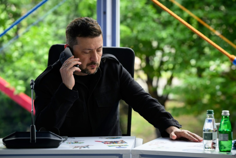 Le président ukrainien Volodymyr Zelensky au téléphone lors d'une réunion du sommet de la Communauté politique européenne (CPE), à Tirana, le 16 mai 2025 en Albanie ( POOL / Leon Neal )