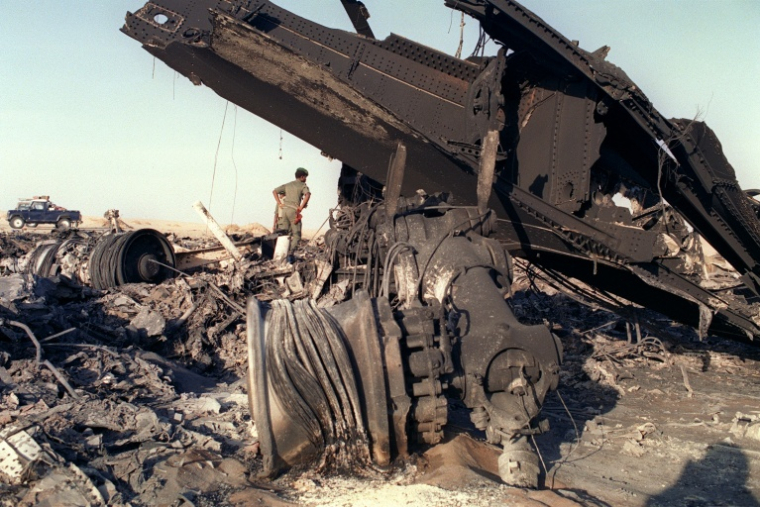 Les débris du vol UTA DC-10 772 dans le désert du Ténéré, au Niger, le 21 septembre 1989 ( AFP / Christian SPILLMANN )