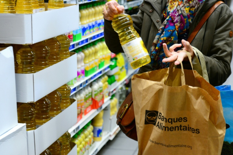 Les banques alimentaires lancent leur opération annuelle de collecte de produits essentiels, à destination de 2,4 millions de personnes précaires  ( AFP / MEHDI FEDOUACH )