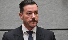 René Benko photographié dans la salle d'audience lors de son procès, le 15 octobre 2025 au tribunal régional d'Innsbruck (Autriche). ( AFP / KERSTIN JOENSSON )