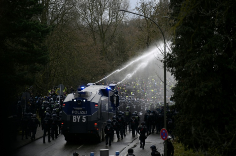 La police disperse avec des canons à eau les manifestants protestant contre le parti d'extrême droite, Alternative pour l'Allemagne (AfD), lors d'un congrès de cette formation à Giessen (centre de l'Allemagne), le 29 novembre 2025 ( AFP / Sascha Schuermann )