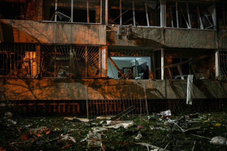 Un immeuble résidentiel touché par une frappe russe à Kiev, le 14 octobre 2026 en Ukraine ( AFP / Genya SAVILOV )
