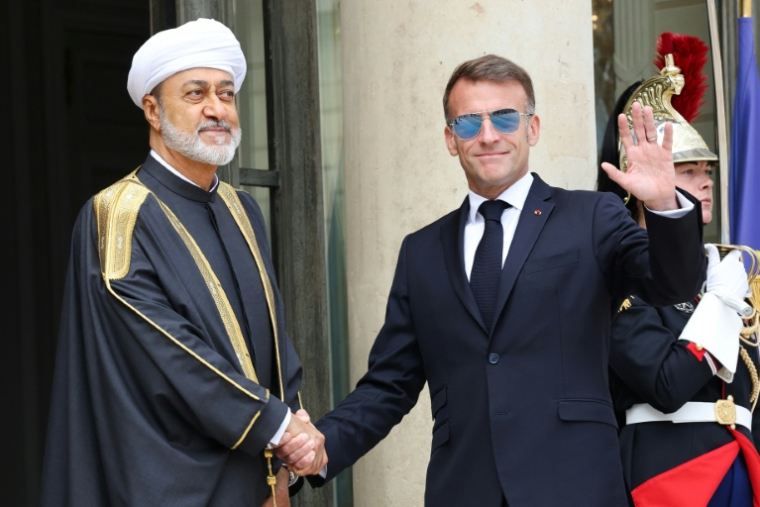 Le président français Emmanuel Macron accueille à l'Elysée le sultan d'Oman Haïtham ben Tariq, le 29 juin 2026 à Paris ( AFP / MEHDI FEDOUACH )