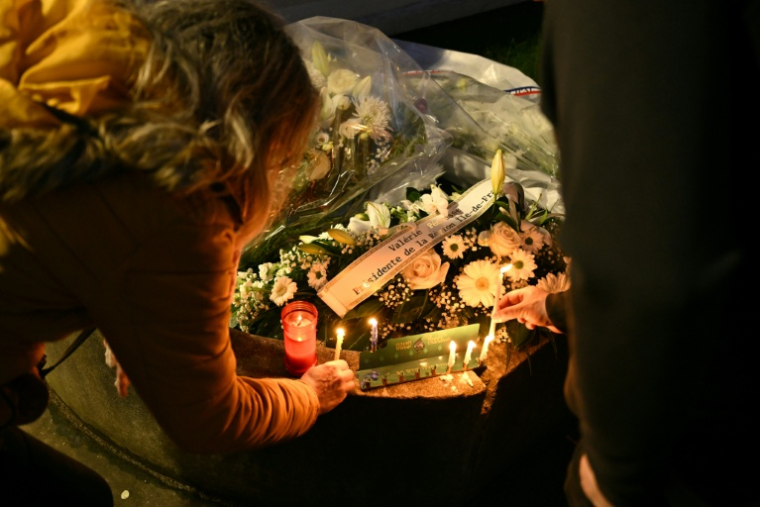 Des bougies en hommage à Dan Elkayam, victime de la fusillade sur la plage de Bondi à Sydney, au Bourget en Seine-Saint-Denis le 16 décembre 2025 ( AFP / Blanca CRUZ )
