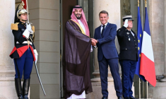 Le président français Emmanuel Macron accueille le prince héritier d'Arabie saoudite, Mohammed ben Salmane, pour une rencontre au palais de l'Élysée, à Paris, le 24 août 2026 ( AFP / LOU BENOIST )