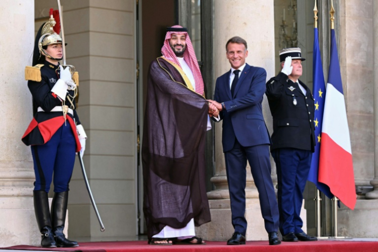 Le président français Emmanuel Macron accueille le prince héritier d'Arabie saoudite, Mohammed ben Salmane, pour une rencontre au palais de l'Élysée, à Paris, le 24 août 2026 ( AFP / LOU BENOIST )