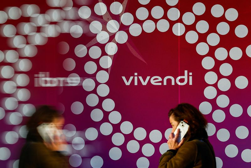 Une femme devant le logo de Vivendi