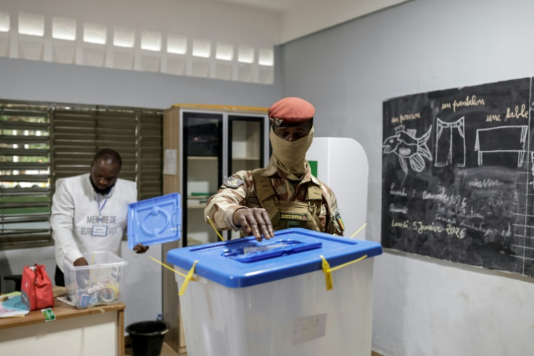 Un militaire guinéen vote à Conakry le 28 décembre 2025, lors de l'élection présidentielle ( AFP / Patrick MEINHARDT )
