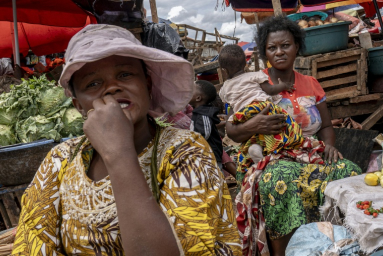 Des femmes vendent des marchandises au marché de Lubumbashi le 24 novembre 2025 ( AFP / Glody MURHABAZI )
