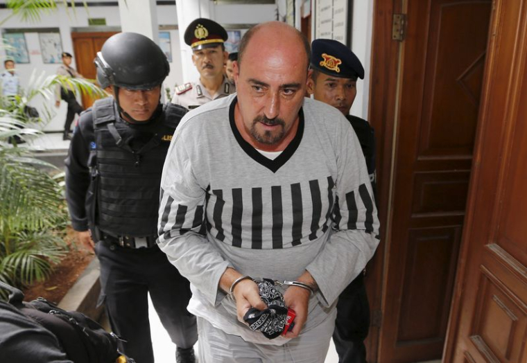 Atlaoui arrive pour signer des documents pour sa révision judiciaire au tribunal de district de Tangerang