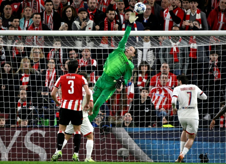 Le gardien du Paris SG Matveï Safonov détourne un ballon pendant la finale de la Coupe intercontinentale mercredi à Doha contre Flamengo. ( AFP / ANDER GILLENEA   )