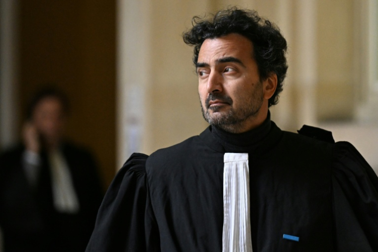 Kami Haeri, avocat de Shein, arrive au Palais de Justice de Paris pour assister à l'audience relative à l'appel interjeté par l'État contre la demande de suspension du géant asiatique du commerce électronique Shein pour vente de produits illicites, le 5 février 2026  ( AFP / Julie SEBADELHA )