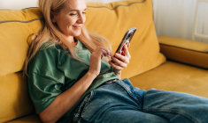 Les écrans de loisir capteraient aujourd'hui plus de 60% du temps libre des Français. (crédit : Adobe Stock)