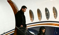 Lionel Messi et son épouse Antonela Roccuzzo, le 8 août 2026, à leur arrivée en jet privé à Rosario en Argentine, où le père et agent de la star du football doit être inhumée ( AFP / Luis ROBAYO )