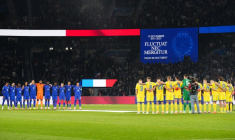 Minute de silence en hommage aux victimes des attentats du 13 novembre 2015, avant France-Ukraine, le 13 novembre 2025 aU Parc des Princes ( AFP / Dimitar DILKOFF )