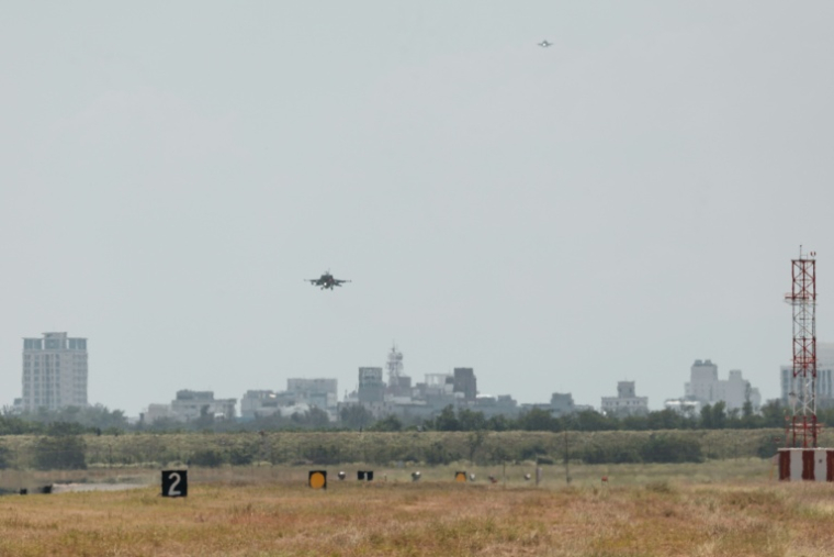 Deux nouveaux chasseurs F-16V  fraîchement acquis arrivent à la base aérienne de Chihhang, à Taitung, à Taïwan,  le 2 octobre 2026 ( AFP / CHENG Yu-chen )