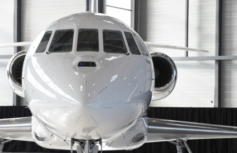 Un Falcon 2000 LXS, au salon du Bourget, en 2018 (illustration) ( AFP / ERIC PIERMONT )