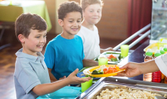 Quand des parents d'élèves passent derrière les fourneaux de la cantine scolaire (Crédit photo: Adobe Stock)