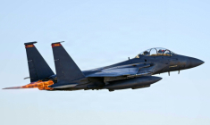 Une image diffusée par l'armée américaine montre un chasseur-bombardier américain F15-E Strike Eagle au décollage depuis un endroit non divulgué, le 14 mars 2026 ( US AIR FORCE / Handout )