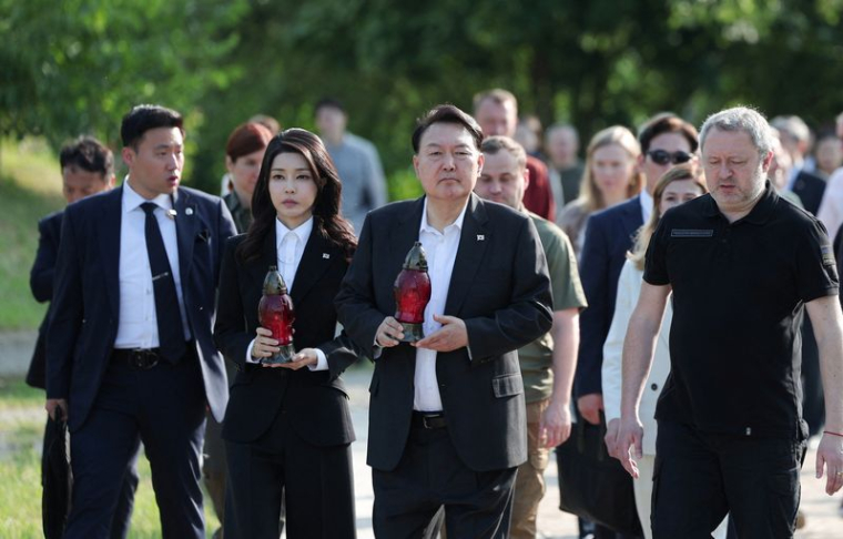 Le président sud-coréen Yoon Suk Yeol en visite à Bucha