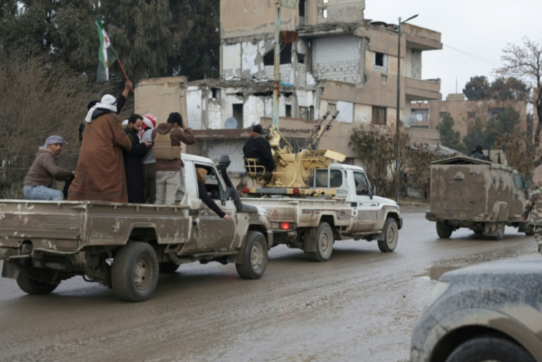 L'armée syrienne progresse dans une rue de Raqa, dans le nord de la Syrie, le 18 janvier 2026. ( AFP / Bakr ALkasem )