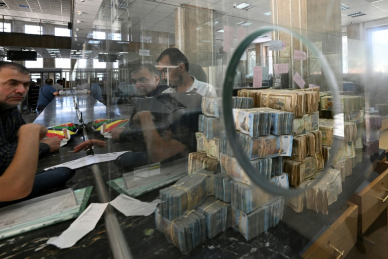 Des billets de livres syriennes empilés à la banque centrale de Damas, le 21 mai 2025 ( AFP / LOUAI BESHARA )