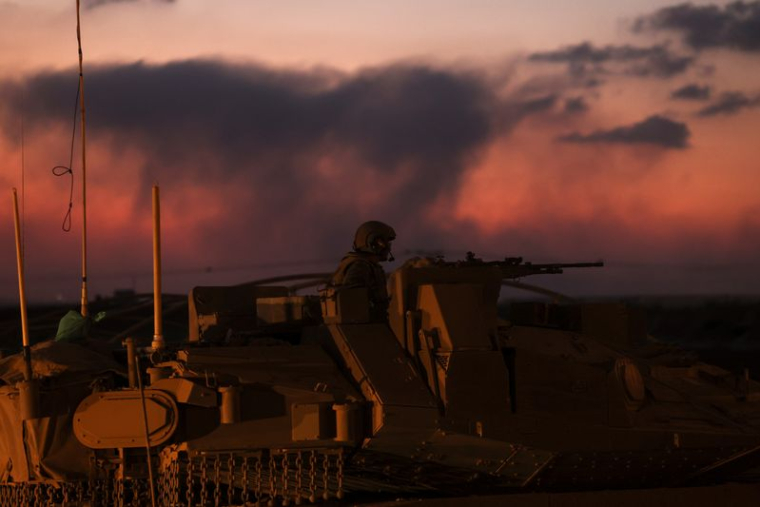 Un soldat israélien près de la frontière entre Israël et la bande de Gaza, dans le sud d'Israël