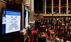 Un écran affiche le résultat du vote sur la loi relative à l'aide active à mourir, à l'Assemblée nationale, le 15 juillet 2026 à Paris ( AFP / STEPHANE DE SAKUTIN )