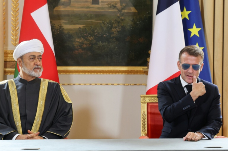 Le président Emmanuel Macron (d) et le sultan d'Oman Haitham ben Tariq assistent à une cérémonie de signature d'accords à l'Élysée, le 29 juin 2026 à Paris ( POOL / MEHDI FEDOUACH )