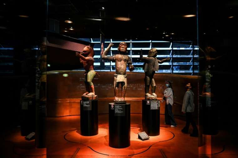 Les statues des Œuvres des trésors royaux d'Abomey exposées puis restituées au Bénin, au Musée du quai Branly à Paris le 10 septembre 2021 ( AFP / Christophe ARCHAMBAULT )