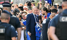 Le nouveau sélectionneur de l'équipe de France Ziénédine Zidane prend des photos avec les supporters devant le siège de la FFF, le 28 juillet 2026 à Paris ( AFP / LOU BENOIST )