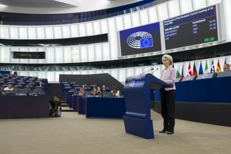 La présidente de la Commission européenne Ursula von der Leyen devant le Parlement européen à Strasbourg, le 9 juillet 2025 ( AFP / Jean-Christophe VERHAEGEN )
