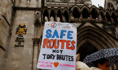 Des manifestants devant la Haute Cour de Londres au sujet du plan gouvernemental d'expulsion de migrants au Rwanda