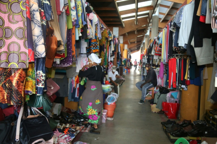 Des vendeurs et des clients au marché couvert de Mamoudzou à Mayotte, le 4 juin 2020 ( AFP / Ali AL-DAHER )