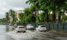 Un automobiliste dans une rue inondée par des fortes pluies causées par la tempête tropicale Jerry, à Lauricisque, en Guadeloupe, le 10 octobre 2025 ( AFP / Cedrick Isham CALVADOS )
