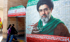 Des Iraniennes passent devant un portrait du nouveau guide suprême iranien, le 6 mai 2026 à Téhéran ( AFP / - )