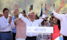 Le maire de Nice et patron de l'Union des droites pour la République (UDR) Éric Ciotti salue ses sympathisants lors d'une réunion marquant sa rentrée politique à Levens, le 5 septembre 2026 dans les Alpes-Maritimes ( AFP / Valery HACHE )
