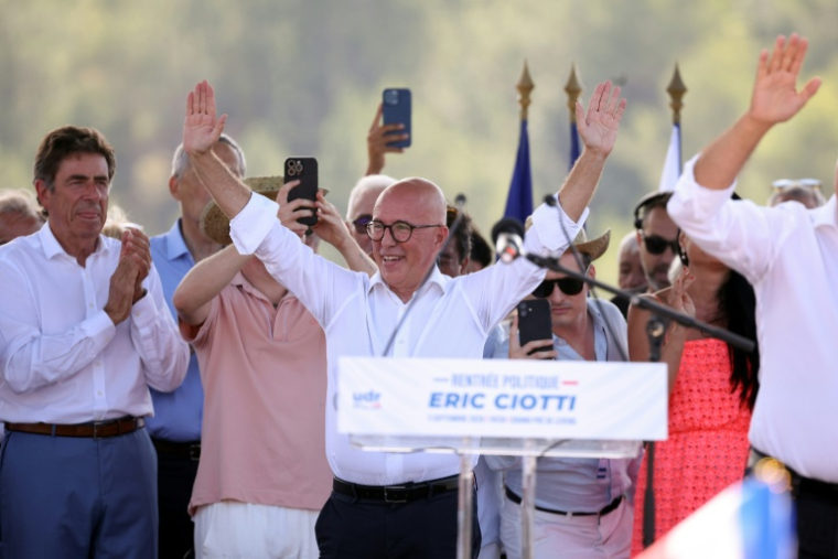 Le maire de Nice et patron de l'Union des droites pour la République (UDR) Éric Ciotti salue ses sympathisants lors d'une réunion marquant sa rentrée politique à Levens, le 5 septembre 2026 dans les Alpes-Maritimes ( AFP / Valery HACHE )