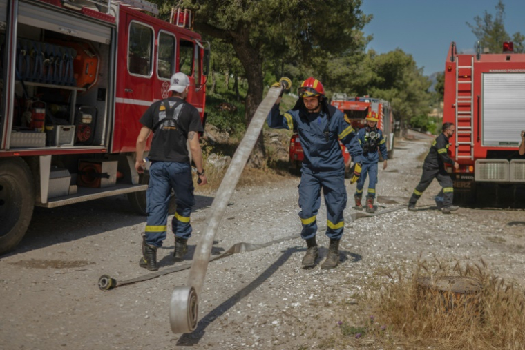 Des pompiers volontaires participent à un exercice de simulation d'incendie, à Rodopoli, dans la banlieue d'Athènes, le 18 mai 2025 en Grèce ( AFP / Angelos TZORTZINIS )