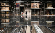 Une visiteuse regarde les oeuvres d'art exposées à la Storehouse du Victoria et Albert Museum, dans l'est de Londres, le 12 juin 2025 ( AFP / HENRY NICHOLLS )