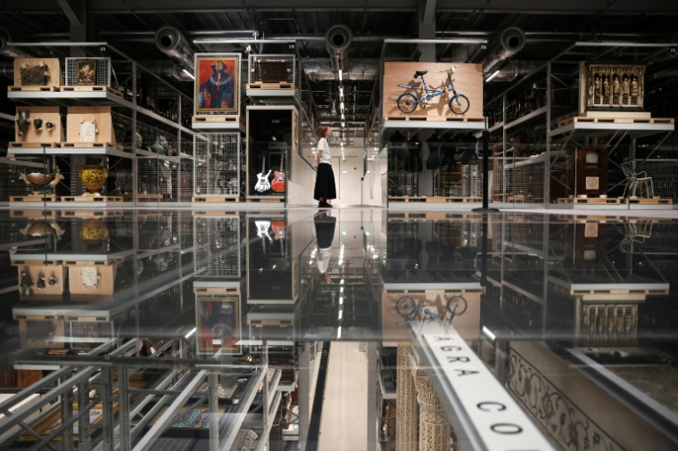 Une visiteuse regarde les oeuvres d'art exposées à la Storehouse du Victoria et Albert Museum, dans l'est de Londres, le 12 juin 2025 ( AFP / HENRY NICHOLLS )