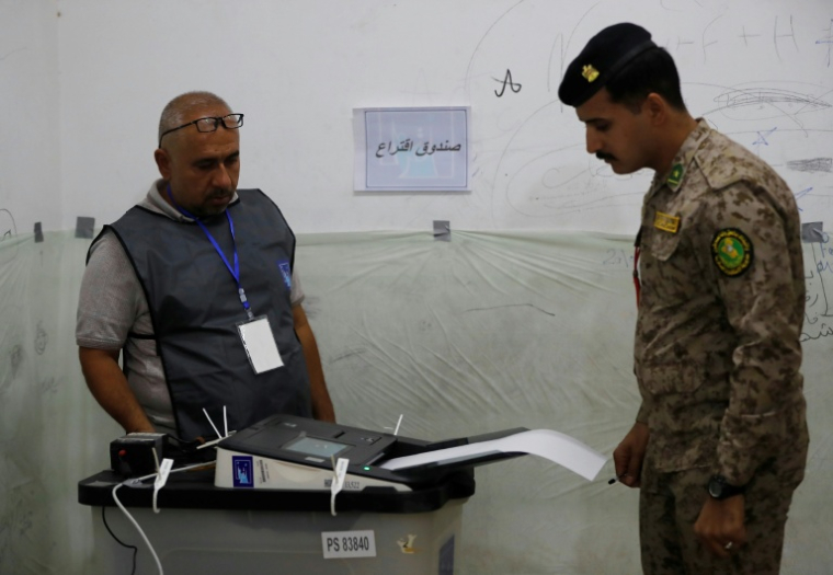 Un soldat irakien vote dans un bureau de vote, lors d'une journée électorale spéciale réservée aux forces de sécurité irakiennes, deux jours avant l'ouverture des urnes au public pour les élections législatives, à Bagdad, le 9 novembre 2025 ( AFP / AHMAD AL-RUBAYE )