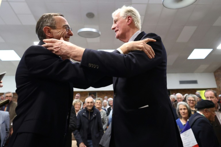 L'ancien Premier ministre Michel Barnier (d) salue le ministre de l'Intérieur Bruno Retailleau, candidat à la présidence de LR, lors d'une réunion publique à la Motte-Servolex, le 25 avril 2025 en SAvoie ( AFP / Alex MARTIN )