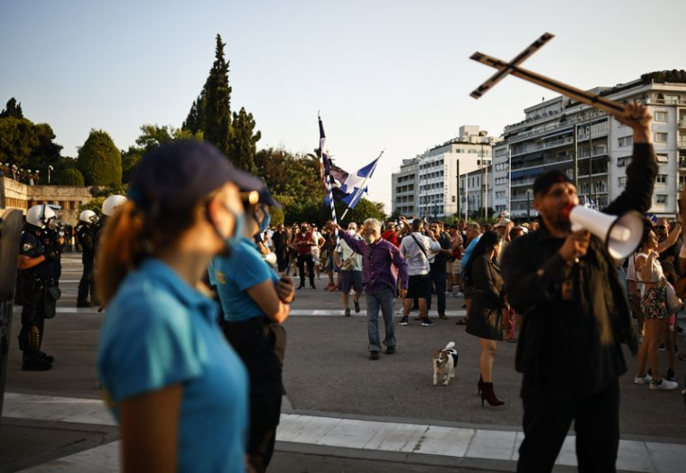 GRÈCE: DES MILLIERS DE MANIFESTANTS PROTESTENT CONTRE LA VACCINATION ANTI-COVID