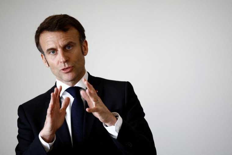 Emmanuel Macron lors d'une visite au ollège Jean Lartaut à Jarnac