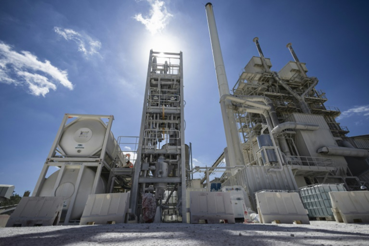 La baisse des émissions est restée forte pour la production d'énergie en 2024 mais a patiné dans d'autres secteurs (agriculture, bâtiments, industrie, transports...) - en photo, un site Eiffage de production de chaux capturant du CO2 à Haut-Lieu (Nord), le 24 juin 2025 ( AFP / SAMEER AL-DOUMY )